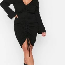 Goedkoopste ⌛ Trendyol Vrouwen Standaard V-hals Bodycon Plus Size Jurk 👏 -dameskleding Verkoop 496x840 3