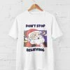 Groothandel 🎁 Feel Free Design 🔔 Christmas T-Shirt | Don't Stop Believing | Cartoon | 100% Organisch Katoen | Wit | Maat L 🎁