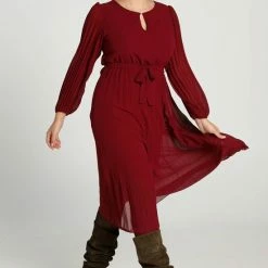 Flash-uitverkoop ⭐ Cassis Lange, Effen Plisséjurk Met Juweeldetail Aan De Hals 🎉 -dameskleding Verkoop 550x812 2