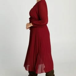 Flash-uitverkoop ⭐ Cassis Lange, Effen Plisséjurk Met Juweeldetail Aan De Hals 🎉 -dameskleding Verkoop 550x822 1